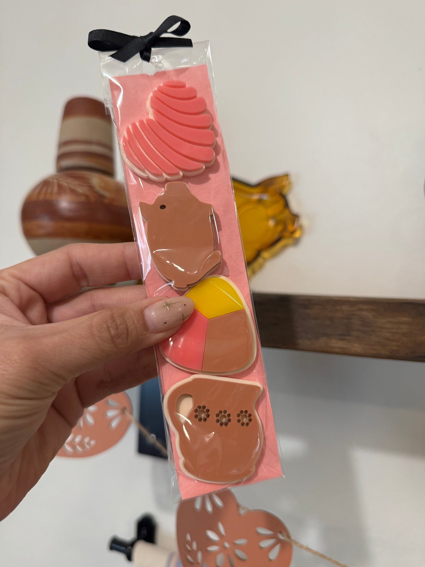 Mini pan dulce magnets.