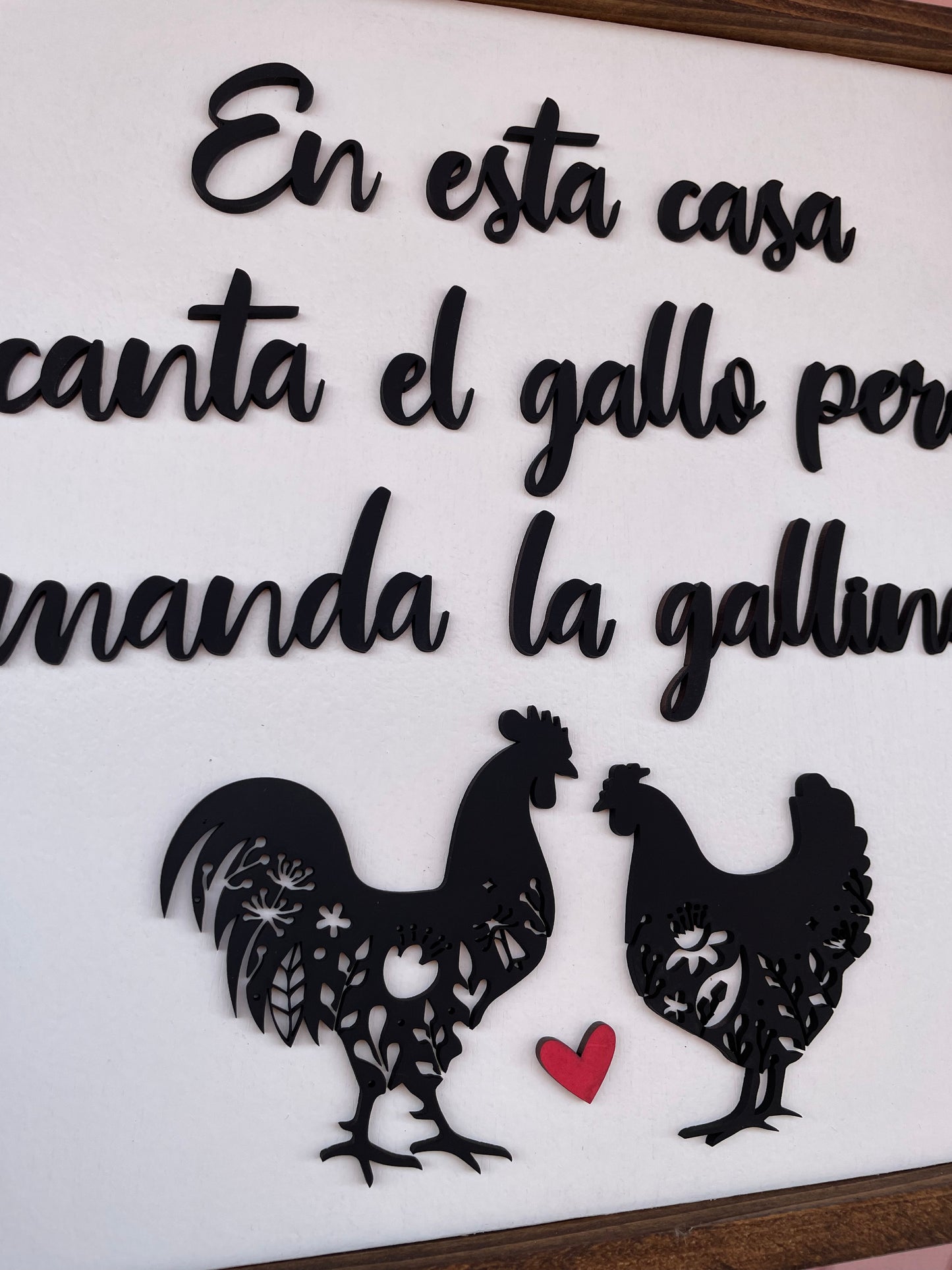 En esta casa canta el gallo